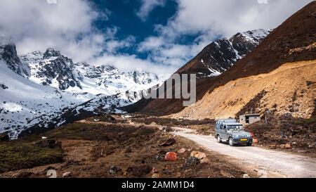 SIKKIM, Indien - APRIL 17: Touristische Jeep Chopta Tal. Es befindet sich auf 4000 Meter über dem Meeresspiegel und bietet einen herrlichen Blick auf den Himalaya-Gipfeln o Stockfoto