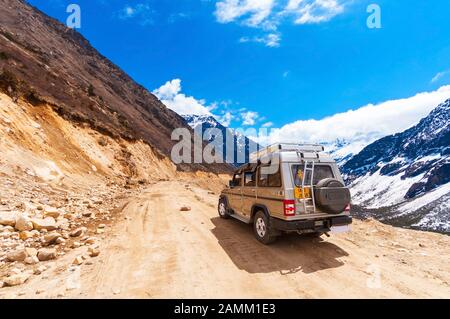 SIKKIM, Indien - APRIL 17: Touristische Jeep Chopta Tal. Es befindet sich auf 4000 Meter über dem Meeresspiegel und bietet einen herrlichen Blick auf den Himalaya-Gipfel ein Stockfoto