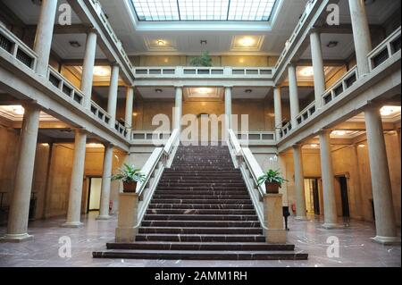 Foyer im Gebäude der Hochschule für Musik und Theater München in der Arcisstraße 12 (ehemaliger Führerbau) in der Münchner Maxvorstadt. [Automatisierte Übersetzung] Stockfoto