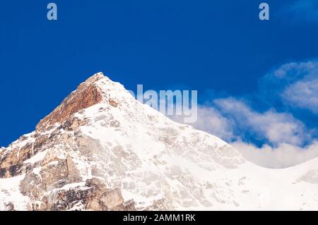 Schneeberg mit blauem Himmel in Sikkim, Indien Stockfoto