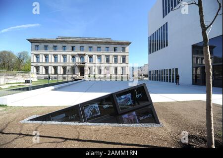 Kunst am Bau rund um das neue NS-Dokumentationszentrum in der Brienner Straße: Unter dem Titel "Brienner 45" haben die Künstlerbrüder Benjamin und Emanuel Heisenberg zusammen mit ihrer Cousine Elisophie Eulenberg Monitore mit assoziativen Text- und Fotocollagen im Boden um den Museumswürfel angebracht, in denen sie versuchen, den Abstand zwischen Vergangenheit und Gegenwart zu beseitigen. [Automatisierte Übersetzung] Stockfoto