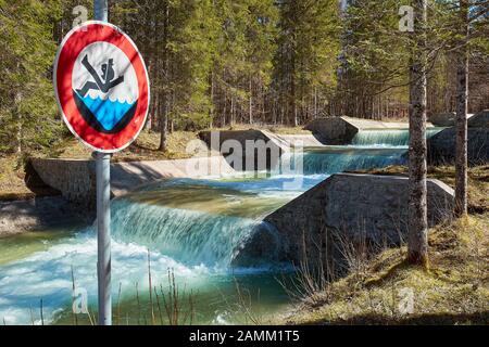 Schmuckfoto - Walchensee Rißbachstollen, Zufluss am Walchensee, Warnschild, Warnung vor Ertrinken, 15.04.2015, [automatisierte Übersetzung] Stockfoto