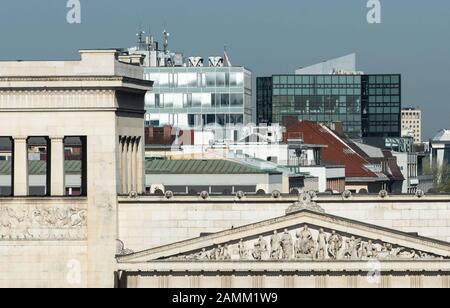 Blick vom NS-Dokumentationszentrum an der Brienner Straße auf die Propyläen und die Dächer der Maxvorstadt. [Automatisierte Übersetzung] Stockfoto