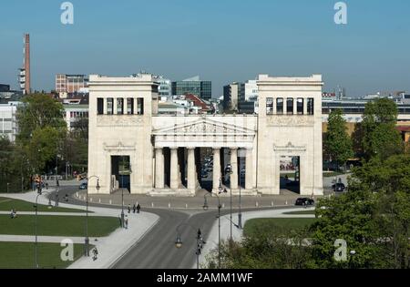 Blick vom NS-Dokumentationszentrum an der Brienner Straße auf die Propyläen am Königsplatz. [Automatisierte Übersetzung] Stockfoto