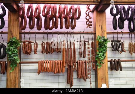 Geschäft in der Metzgerei am Münchner Viktualienmarkt. Die Häuserzeile mit der Sammlung von Metzgereien existiert seit 1315. [Automatisierte Übersetzung] Stockfoto