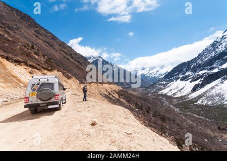 Touristenjeep im Chopta Valley. Sie liegt auf 4000 Metern über dem Meeresspiegel in Sikkim bei Indien. Stockfoto