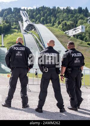 Polizeibeamte vor den Schanzen in Gamisch-Partenkirchen kurz vor dem G7-Gipfel in Elmau im Juni 2015. [Automatisierte Übersetzung] Stockfoto