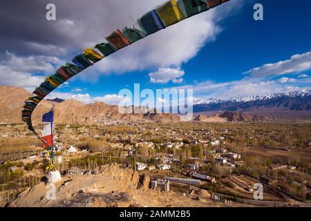 Ansicht des Leh, der Hauptstadt Ladakhs, Nordindien. Leh Stadt befindet sich im indischen Himalaya auf einer Höhe von 3500 Metern. Stockfoto