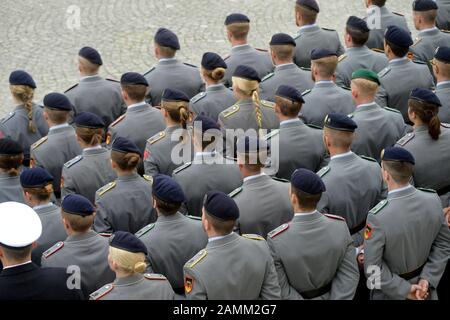 Anwärterbeamte der Bundeswehr beim feierlichen Werbelaufruf vor dem Ehrengericht des Schlosses Nymphenburg. [Automatisierte Übersetzung] Stockfoto