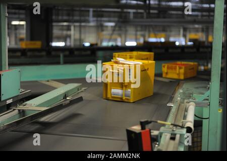 Briefzentrum der Deutschen Post AG in der ehemaligen Bahnhalle der Post in der Arnulfstraße. Das Bild zeigt eine Briefsortiermaschine. [Automatisierte Übersetzung] Stockfoto