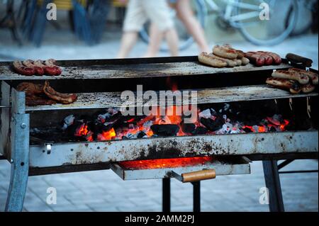 Standgrill mit Würstchen am Grat am Isarufer in München. [Automatisierte Übersetzung] Stockfoto