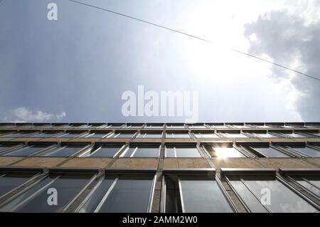 Das Gebäude der ehemaligen 'Staatsbauschule München Akademie für Bautechnik' aus den 1950er Jahren an der Karlstraße 6 / Ecke Barer Straße beherbergt heute die Fakultät für Architektur der TU München. [Automatisierte Übersetzung] Stockfoto