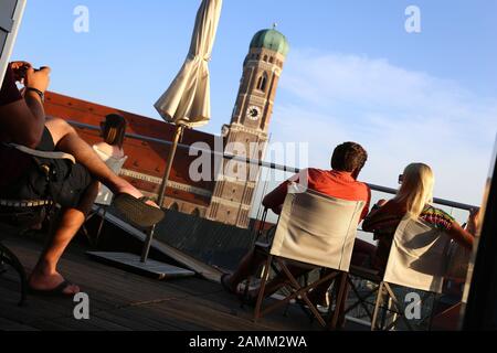 Genießen Sie den Blick über die Münchner Innenstadt im "Blue Spa - Bar and Lounge" auf der Dachterrasse des Hotels Bayerischer Hof. Im Hintergrund die Frauenkirche. [Automatisierte Übersetzung] Stockfoto