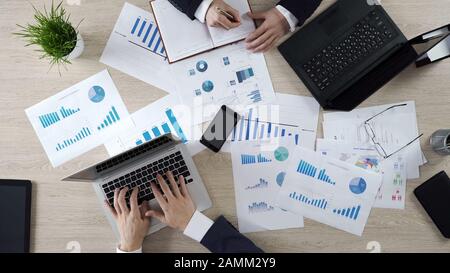 Analysten, die Meinungsumfragestatistiken studieren und die Wahlkampfstrategie vorbereiten Stockfoto