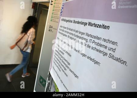 Softwareprobleme und Personalmangel verursachen längere Wartezeiten in der Kreisverwaltung München (KVR). [Automatisierte Übersetzung] Stockfoto