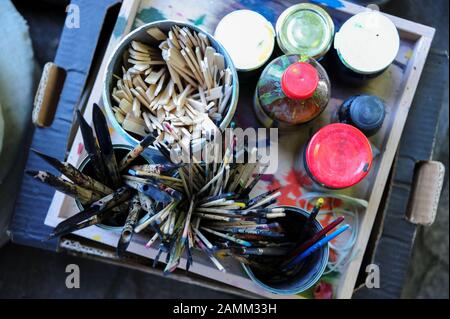 Kunstwerkstatt der Vorstellungsschule für Kindergartenkinder und Grundschulkinder auf dem Seidlhof in Gräfelfing Im Bild verschiedene Pinsel und Farben. [Automatisierte Übersetzung] Stockfoto