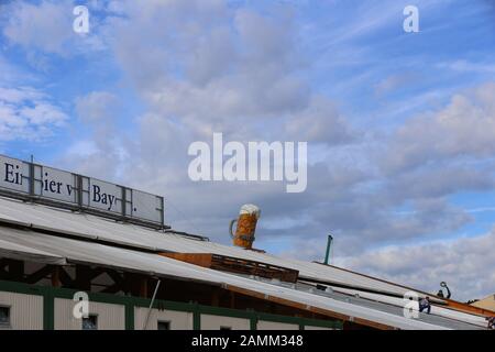 Arbeiter, die zum Oktoberfest 2015 das Festzelt Löwenbräu auf der Münchner Theresienwiese aufstellen. [Automatisierte Übersetzung] Stockfoto