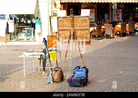 Staffelei eines Straßenmalers in Malcesine am Gardasee. [Automatisierte Übersetzung] Stockfoto