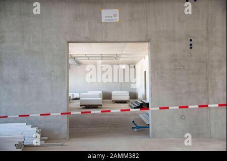 Richtfest an der Baustelle des neuen Gymnasiums München-Nord an der Ecke Knorrstraße/Rathenaustraße. Das Gymnasium, eine "Eliteschule des Sports", soll bis Anfang des Schuljahres 2016 abgeschlossen sein. [Automatisierte Übersetzung] Stockfoto