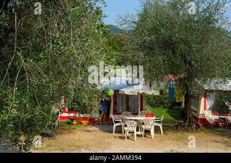 Wohnmobil im glamourösen Ferienkomplex "Camping Fornella" in San Felice del Benaco am Gardasee. [Automatisierte Übersetzung] Stockfoto