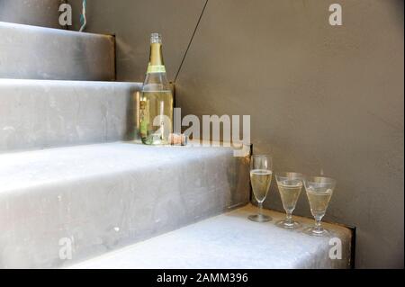 Richtfest an der Baustelle des neuen Gymnasiums München-Nord an der Ecke Knorrstraße/Rathenaustraße. Das Gymnasium, eine "Eliteschule des Sports", soll bis Anfang des Schuljahres 2016 abgeschlossen sein. Im Bild Champagner auf einer Treppe. [Automatisierte Übersetzung] Stockfoto