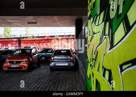 Parkplätze unter der Donnersbergerbrücke in Neuhausen. Die Betonpfeiler und Wände werden mit Graffiti besprüht. [Automatisierte Übersetzung] Stockfoto