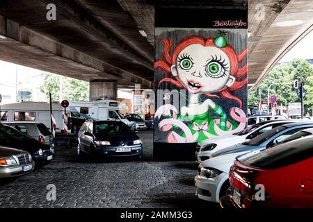 Parkplätze unter der Donnersbergerbrücke in Neuhausen. Die Betonpfeiler und Wände werden mit Graffiti besprüht. [Automatisierte Übersetzung] Stockfoto