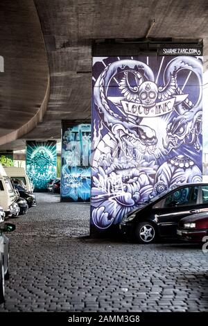 Parkplätze unter der Donnersbergerbrücke in Neuhausen. Die Betonpfeiler und Wände werden mit Graffiti besprüht. [Automatisierte Übersetzung] Stockfoto