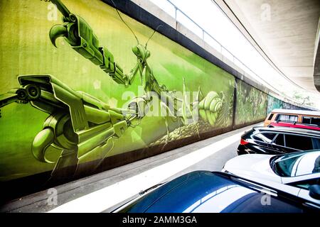 Parkplätze unter der Donnersbergerbrücke in Neuhausen. Die Betonpfeiler und Wände werden mit Graffiti besprüht. [Automatisierte Übersetzung] Stockfoto