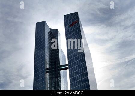 Hochhäuser in München-Schwabing hervorheben. Die Hochhäuser spiegeln sich in der Glasfassade des Innside Hotels wider. [Automatisierte Übersetzung] Stockfoto