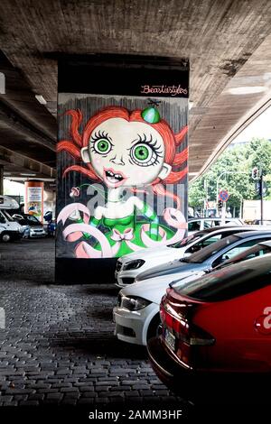 Parkplätze unter der Donnersbergerbrücke in Neuhausen. Die Betonpfeiler und Wände werden mit Graffiti besprüht. [Automatisierte Übersetzung] Stockfoto