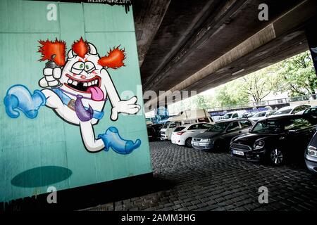 Parkplätze unter der Donnersbergerbrücke in Neuhausen. Die Betonpfeiler und Wände werden mit Graffiti besprüht. [Automatisierte Übersetzung] Stockfoto