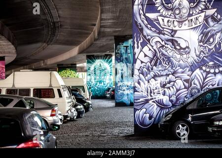 Parkplätze unter der Donnersbergerbrücke in Neuhausen. Die Betonpfeiler und Wände werden mit Graffiti besprüht. [Automatisierte Übersetzung] Stockfoto