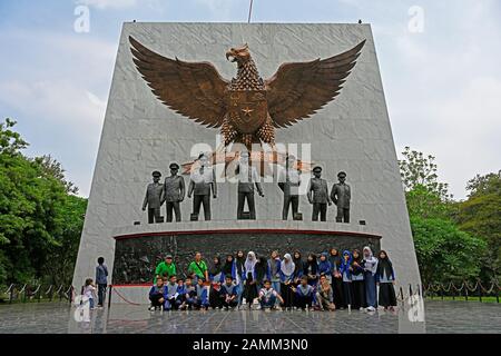 Jakarta, indonesien - 2019.12.20: Menschen vor dem Pancasila-Sakti-Denkmal, Statuen der sechs Generäle und kapten pierre Tendean während der Ermordung Stockfoto