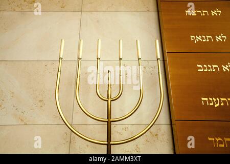 Siebenarmige Kandelaber in der Ohel-Jakob-Synagoge am Münchner St.-Jakobs-Platz. [Automatisierte Übersetzung] Stockfoto