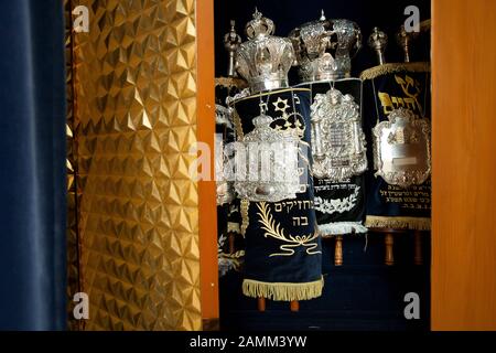 Tora rollt in der Ohel-Jakob-Synagoge am Münchner St.-Jakobs-Platz. [Automatisierte Übersetzung] Stockfoto