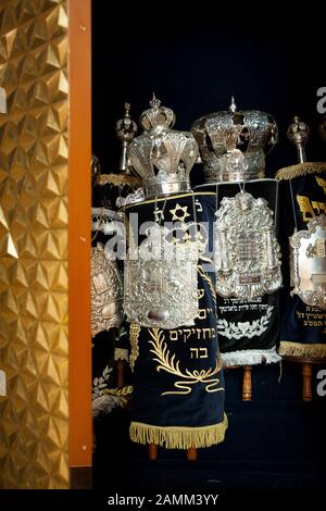 Tora rollt in der Ohel-Jakob-Synagoge am Münchner St.-Jakobs-Platz. [Automatisierte Übersetzung] Stockfoto