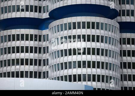 Das BMW-Vierzylinder-, Hauptverwaltungsgebäude und der Firmensitz des Autoherstellers am Petuelring in München. [Automatisierte Übersetzung] Stockfoto