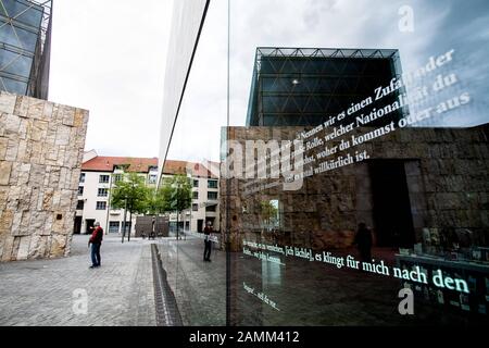 Ohel-Jakob-Synagoge und Jüdisches Museum (r.) am St.-Jakobs-Platz in München. [Automatisierte Übersetzung] Stockfoto
