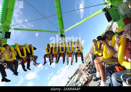 Medienvertreter testen den Tonga-XXL Mega-Swing auf der Theresienwiese in München. Bei der traditionellen Pressetour auf dem Oktoberfestgelände werden die neuen Fahrgeschäfte und Attraktionen im Voraus präsentiert. [Automatisierte Übersetzung] Stockfoto