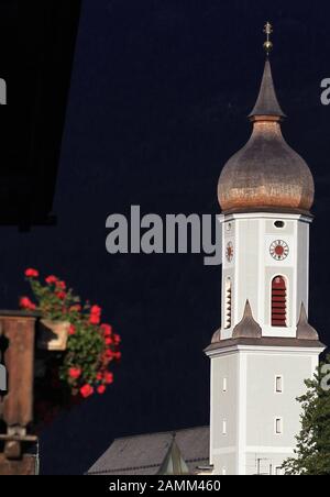 Bilderserie Garmisch-Partenkirchen: Im Bild der Kirchturm der katholischen Pfarrkirche St. Martin im Landkreis Garmisch. [Automatisierte Übersetzung] Stockfoto