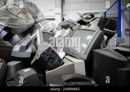 Die Recyclinganlage des "Weißen Raven" in Dornach bietet Arbeitsstellen für Schwerbehinderte und Langzeitarbeitslose. Im Bildschirm "Computerschrott". [Automatisierte Übersetzung] Stockfoto