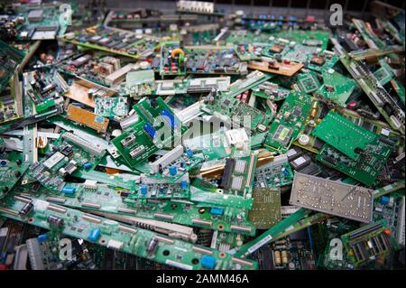 Die Recyclinganlage des "Weißen Raven" in Dornach bietet Arbeitsstellen für Schwerbehinderte und Langzeitarbeitslose. Im Bildschirm "Computerschrott". [Automatisierte Übersetzung] Stockfoto