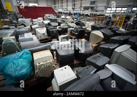 Die Recyclinganlage des "Weißen Raven" in Dornach bietet Arbeitsstellen für Schwerbehinderte und Langzeitarbeitslose. Im Bildschirm "Computerschrott". [Automatisierte Übersetzung] Stockfoto