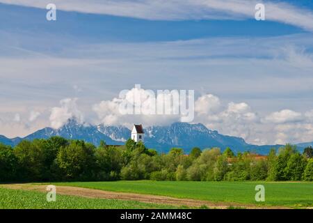 Panorama über die Kirche Surheim mit Hochstaufen und Zwiesel im Hintergrund, Gemeinde Saaldorf, Berchtesgadener Land, Oberbayern [automatisierte Übersetzung] Stockfoto