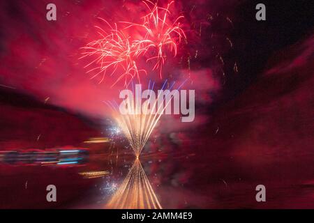 In den schönsten Farben glänzt das Feuerwerk und erleuchtet den Himmel über dem Königssee [automatisierte Übersetzung] Stockfoto