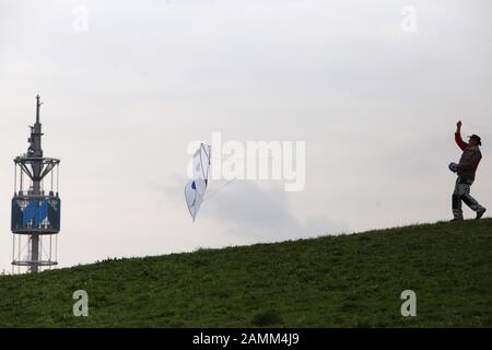 Ein Mann versucht, seinen Drachen im Riemer Park mit wenig Wind zu fliegen. [Automatisierte Übersetzung] Stockfoto