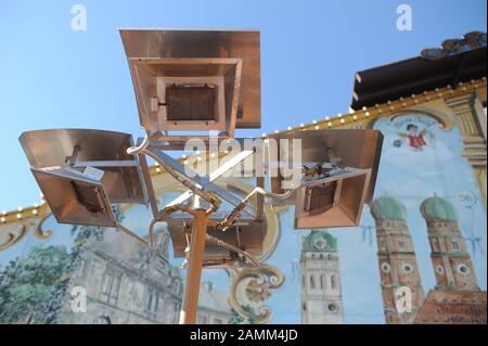 Heizstrahler im Biergarten des Hackerelt an der Wiesn. [Automatisierte Übersetzung] Stockfoto