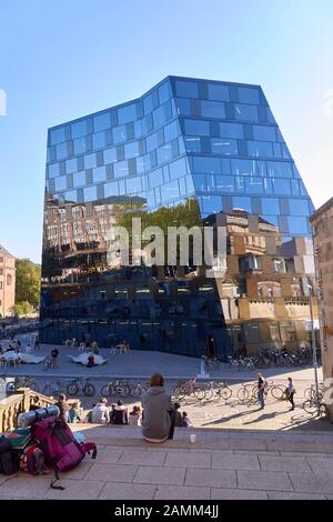 Zwölf Jahre nach Planungsbeginn und nach fast sieben Jahren Abriss- und Bauzeit wurde im Juli 2015, 02.10.2015, die neue Universitätsbibliothek (UB) eröffnet, die vom Architekten Heinrich Degelo entworfen wurde. Stockfoto