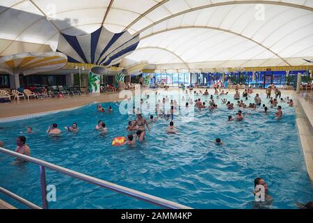 Badegäste am Freizeitbad Alpamare in Bad Tölz. Am letzten Tag vor Schließung. [Automatisierte Übersetzung] Stockfoto